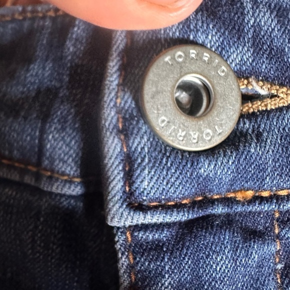 Torrid  size 22S light wash distressed denim Bermuda shorts.EUC - Picture 7 of 11